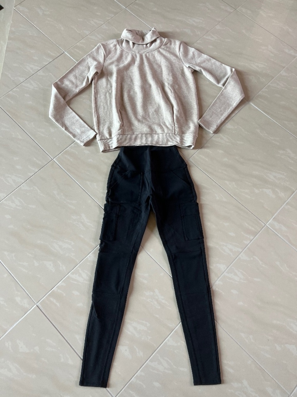 Alo Yoga Bundle Black High Waist Cargo Leggings XS & Cream Turtleneck Sweater S